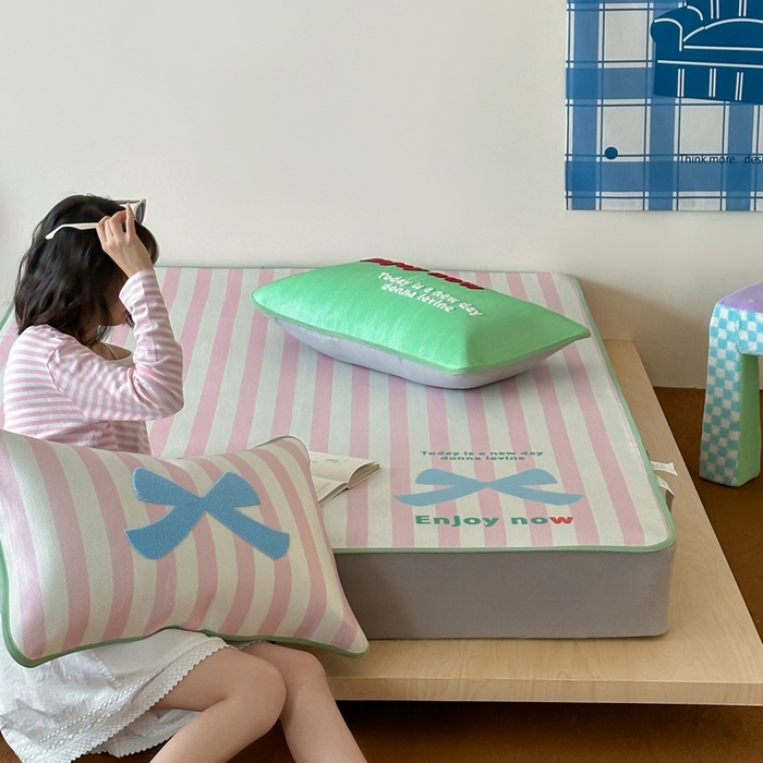 91家纺网 家纺一手货源 找家纺 觅糖2025新款ins冰藤席毛巾绣凉席 蝴蝶结日记