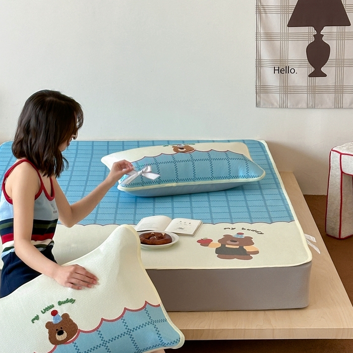 91家纺网 家纺一手货源 找家纺 觅糖2025新款ins冰藤席毛巾绣凉席 苹果小熊