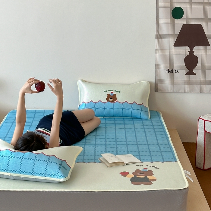 91家纺网 家纺一手货源 找家纺 觅糖2025新款ins冰藤席毛巾绣凉席 苹果小熊