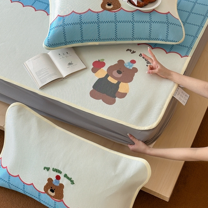 91家纺网 家纺一手货源 找家纺 觅糖2025新款ins冰藤席毛巾绣凉席 苹果小熊