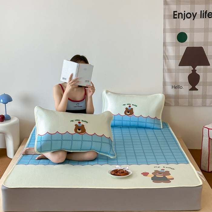 91家纺网 家纺一手货源 找家纺 觅糖2025新款ins冰藤席毛巾绣凉席 苹果小熊