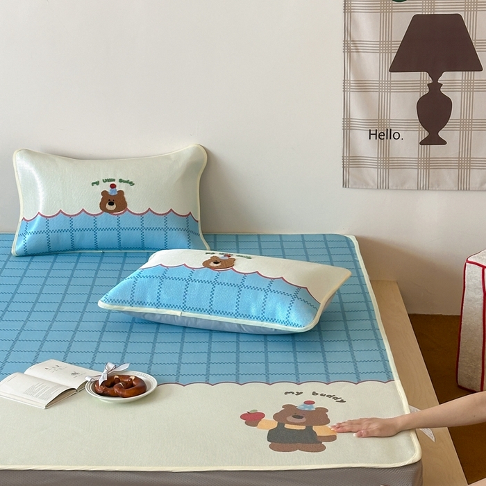 91家纺网 家纺一手货源 找家纺 觅糖2025新款ins冰藤席毛巾绣凉席 苹果小熊