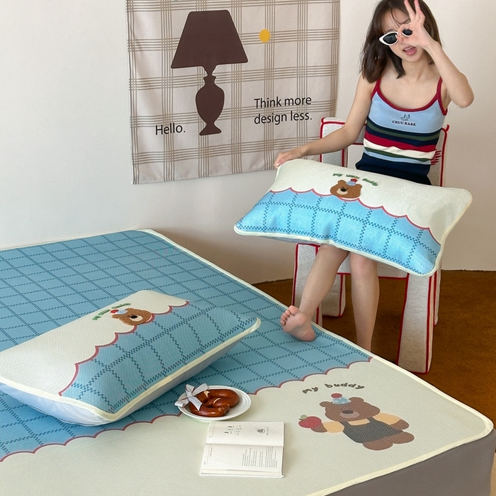 91家纺网 家纺一手货源 找家纺 觅糖2025新款ins冰藤席毛巾绣凉席 苹果小熊