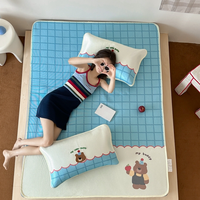 91家纺网 家纺一手货源 找家纺 觅糖2025新款ins冰藤席毛巾绣凉席 苹果小熊