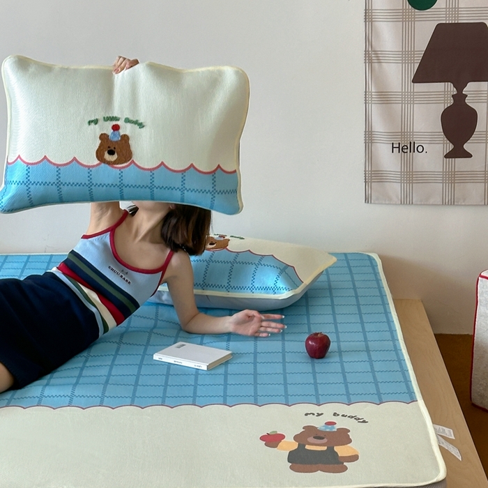 觅糖2025新款ins冰藤席毛巾绣凉席 苹果小熊