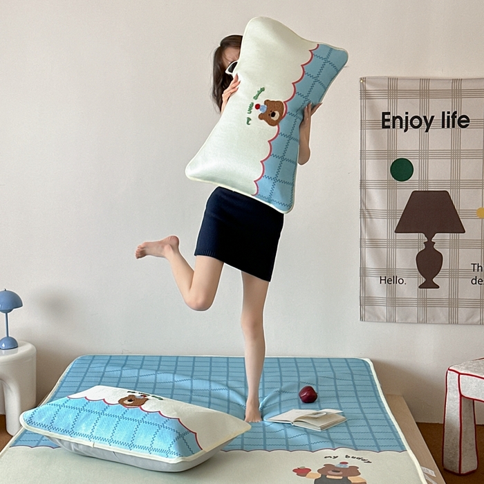 91家纺网 家纺一手货源 找家纺 觅糖2025新款ins冰藤席毛巾绣凉席 苹果小熊