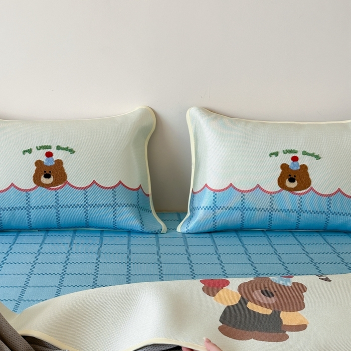 91家纺网 家纺一手货源 找家纺 觅糖2025新款ins冰藤席毛巾绣凉席 苹果小熊