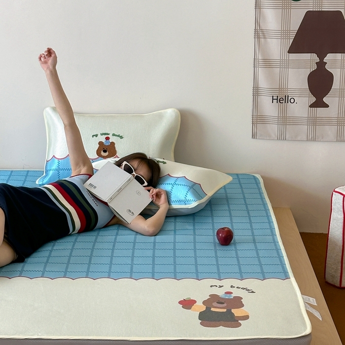 91家纺网 家纺一手货源 找家纺 觅糖2025新款ins冰藤席毛巾绣凉席 苹果小熊