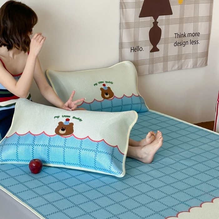 91家纺网 家纺一手货源 找家纺 觅糖2025新款ins冰藤席毛巾绣凉席 苹果小熊