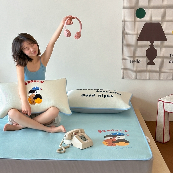 觅糖2025新款ins冰藤席毛巾绣凉席 企鹅困噜