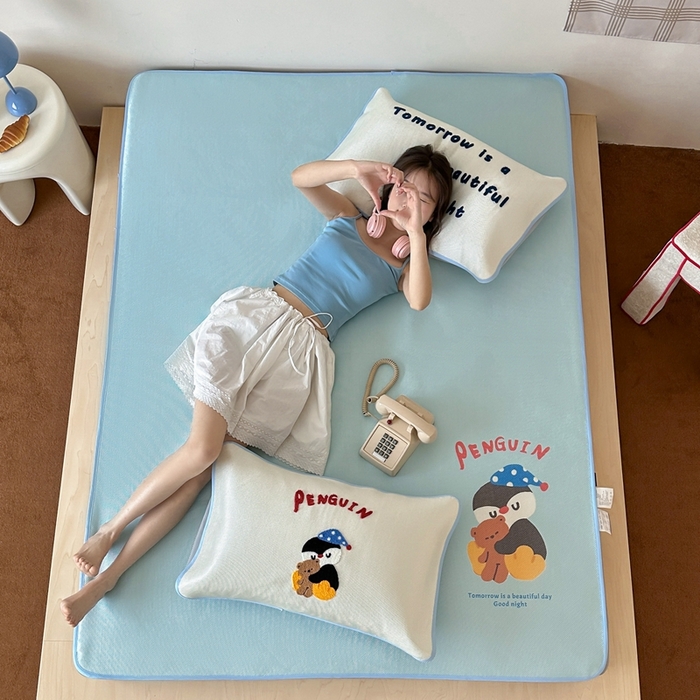 91家纺网 家纺一手货源 找家纺 觅糖2025新款ins冰藤席毛巾绣凉席 企鹅困噜