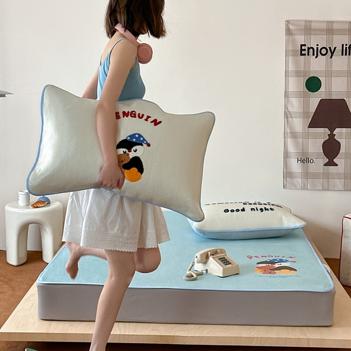 91家纺网 家纺一手货源 找家纺 觅糖2025新款ins冰藤席毛巾绣凉席 企鹅困噜