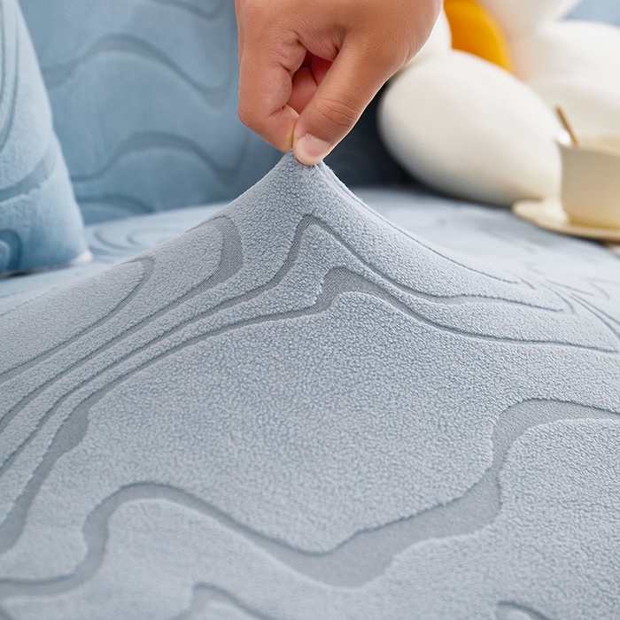 91家纺网 家纺一手货源 找家纺 丝绮鹿 2025新款雕花绒曲意直排松紧款沙发套 雕花绒曲意直排-淡蓝