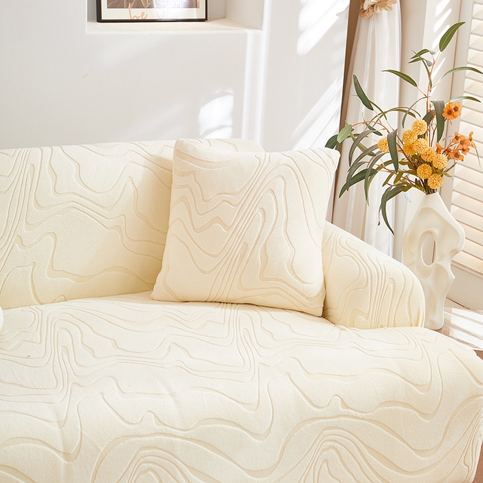 91家纺网 家纺一手货源 找家纺 丝绮鹿 2025新款雕花绒曲意直排松紧款沙发套 雕花绒曲意直排-米白