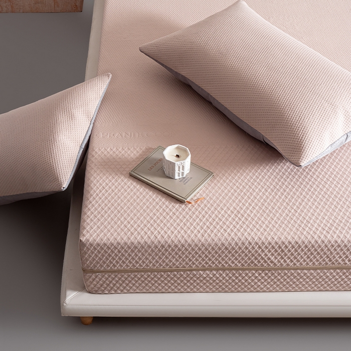 91家纺网 家纺一手货源 找家纺 叠派家纺 2025新款字母压花六面全包单床笠 床笠单件 卡其