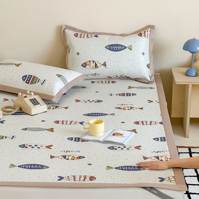 91家纺网 家纺一手货源 找家纺 觅糖家纺 2025春夏新款A类抗菌养生冰藤凉席席子 fish小鱼