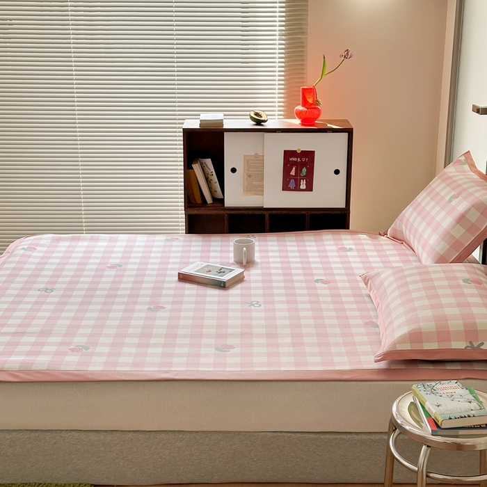 91家纺网 家纺一手货源 找家纺 觅糖家纺 2025春夏新款A类抗菌养生冰藤凉席席子 粉格蝴蝶结