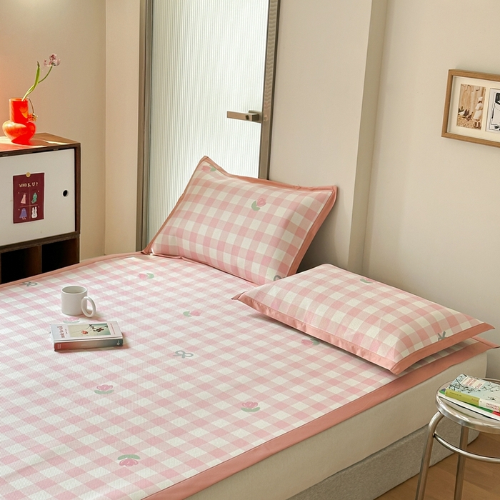 91家纺网 家纺一手货源 找家纺 觅糖家纺 2025春夏新款A类抗菌养生冰藤凉席席子 粉格蝴蝶结