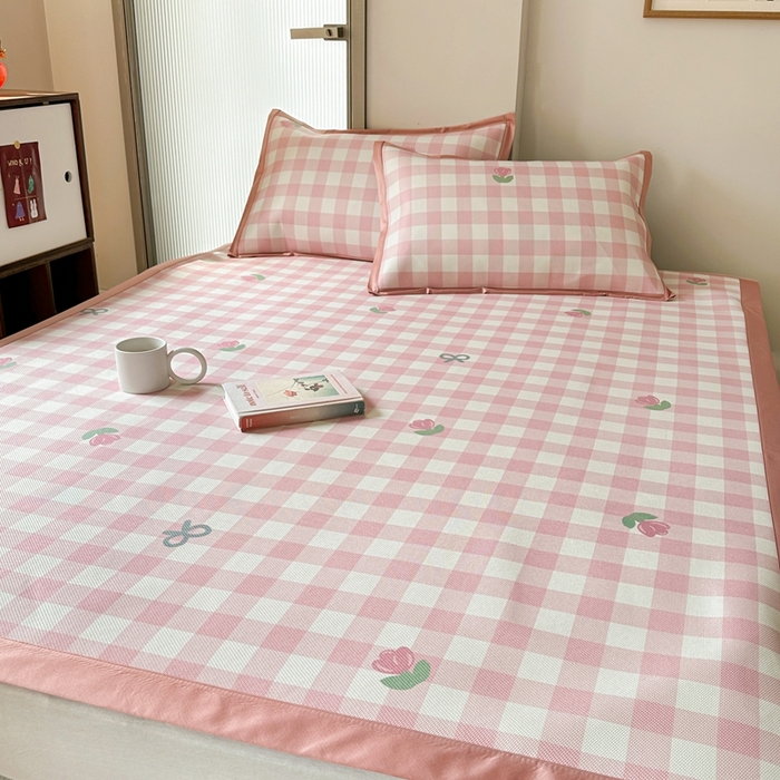 91家纺网 家纺一手货源 找家纺 觅糖家纺 2025春夏新款A类抗菌养生冰藤凉席席子 粉格蝴蝶结