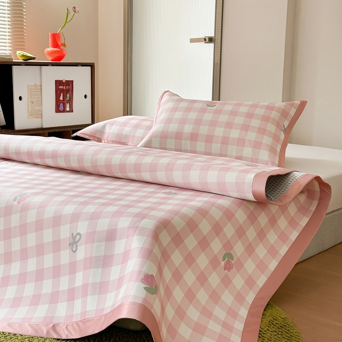 91家纺网 家纺一手货源 找家纺 觅糖家纺 2025春夏新款A类抗菌养生冰藤凉席席子 粉格蝴蝶结