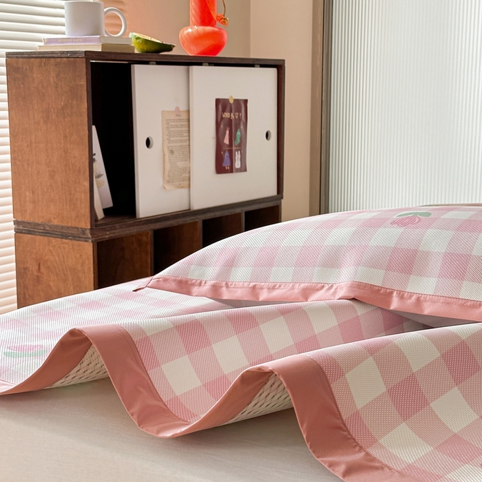 91家纺网 家纺一手货源 找家纺 觅糖家纺 2025春夏新款A类抗菌养生冰藤凉席席子 粉格蝴蝶结