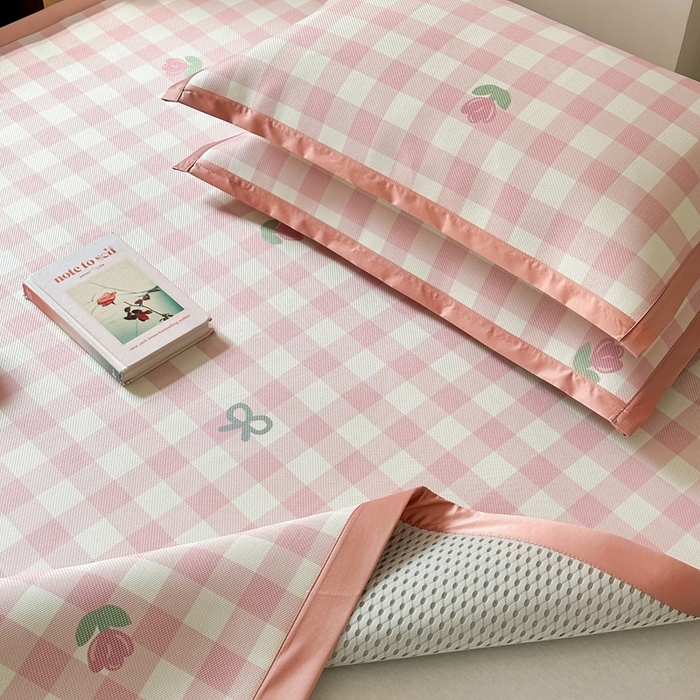 91家纺网 家纺一手货源 找家纺 觅糖家纺 2025春夏新款A类抗菌养生冰藤凉席席子 粉格蝴蝶结