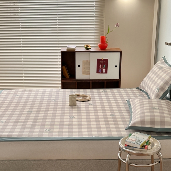 91家纺网 家纺一手货源 找家纺 觅糖家纺 2025春夏新款A类抗菌养生冰藤凉席席子 灰格蝴蝶结