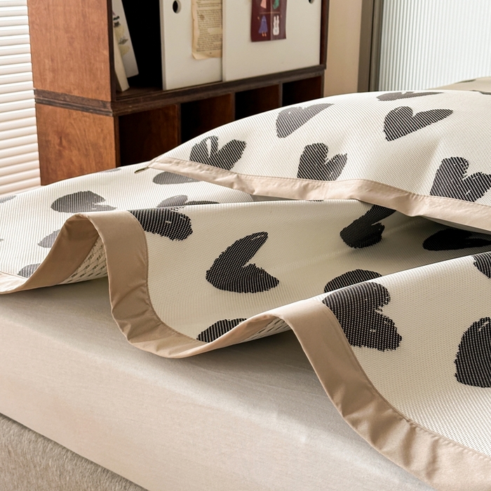 91家纺网 家纺一手货源 找家纺 觅糖家纺 2025春夏新款A类抗菌养生冰藤凉席席子 小爱心