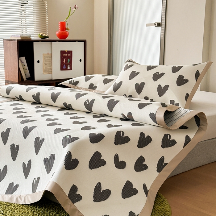 91家纺网 家纺一手货源 找家纺 觅糖家纺 2025春夏新款A类抗菌养生冰藤凉席席子 小爱心