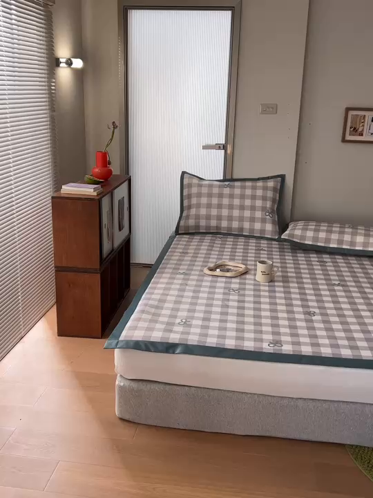 91家纺网 家纺一手货源 找家纺 觅糖家纺 2025春夏新款A类抗菌养生冰藤凉席席子 灰格蝴蝶结