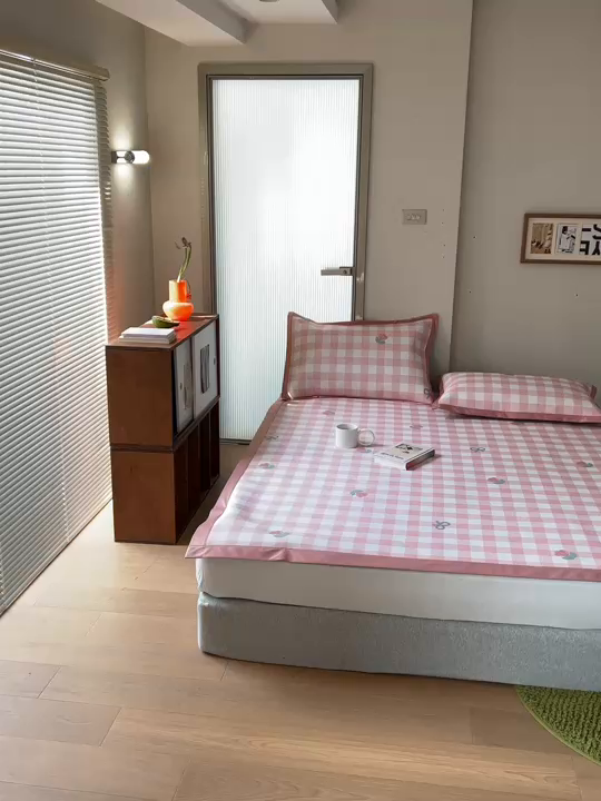 91家纺网 家纺一手货源 找家纺 觅糖家纺 2025春夏新款A类抗菌养生冰藤凉席席子 粉格蝴蝶结