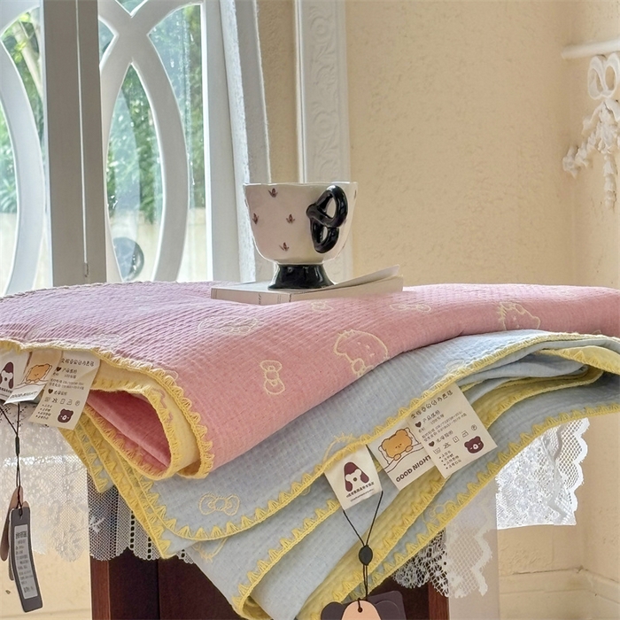 91家纺网 家纺一手货源 找家纺 嘉汀兰家居 2025新款全棉纯棉纱布提花盖毯KT猫-粉