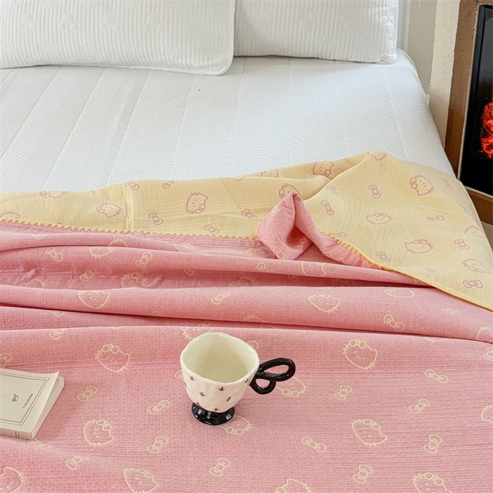 91家纺网 家纺一手货源 找家纺 嘉汀兰家居 2025新款全棉纯棉纱布提花盖毯KT猫-粉