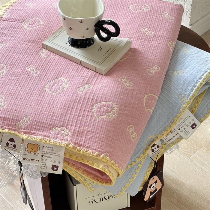 91家纺网 家纺一手货源 找家纺 嘉汀兰家居 2025新款全棉纯棉纱布提花盖毯KT猫-粉