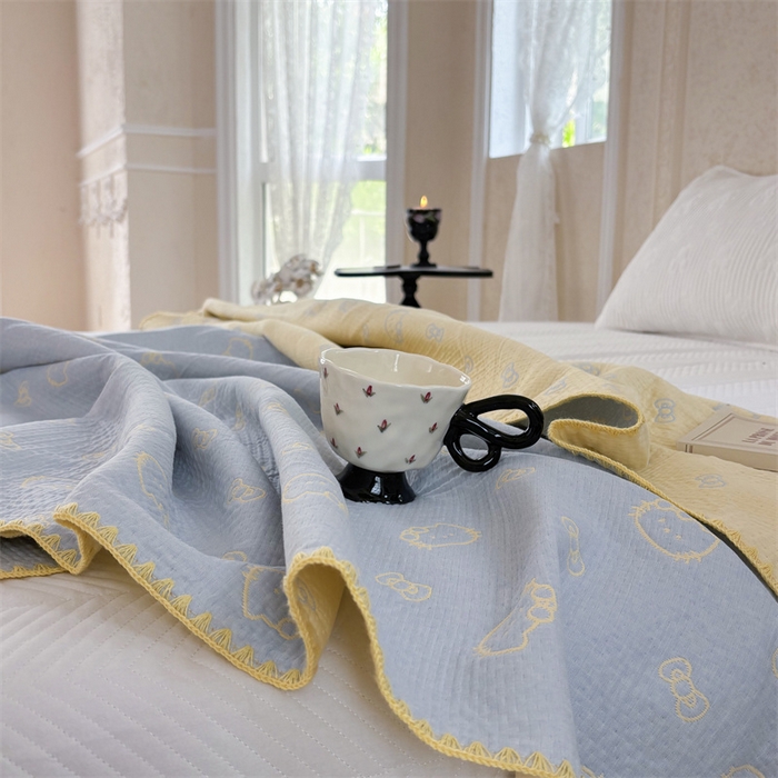 91家纺网 家纺一手货源 找家纺 嘉汀兰家居 2025新款全棉纯棉纱布提花盖毯KT猫-蓝