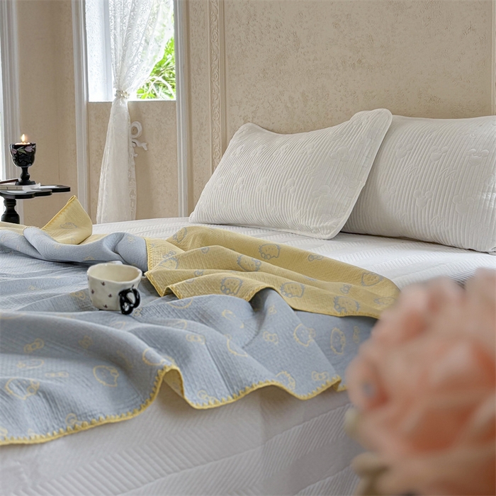 91家纺网 家纺一手货源 找家纺 嘉汀兰家居 2025新款全棉纯棉纱布提花盖毯KT猫-蓝