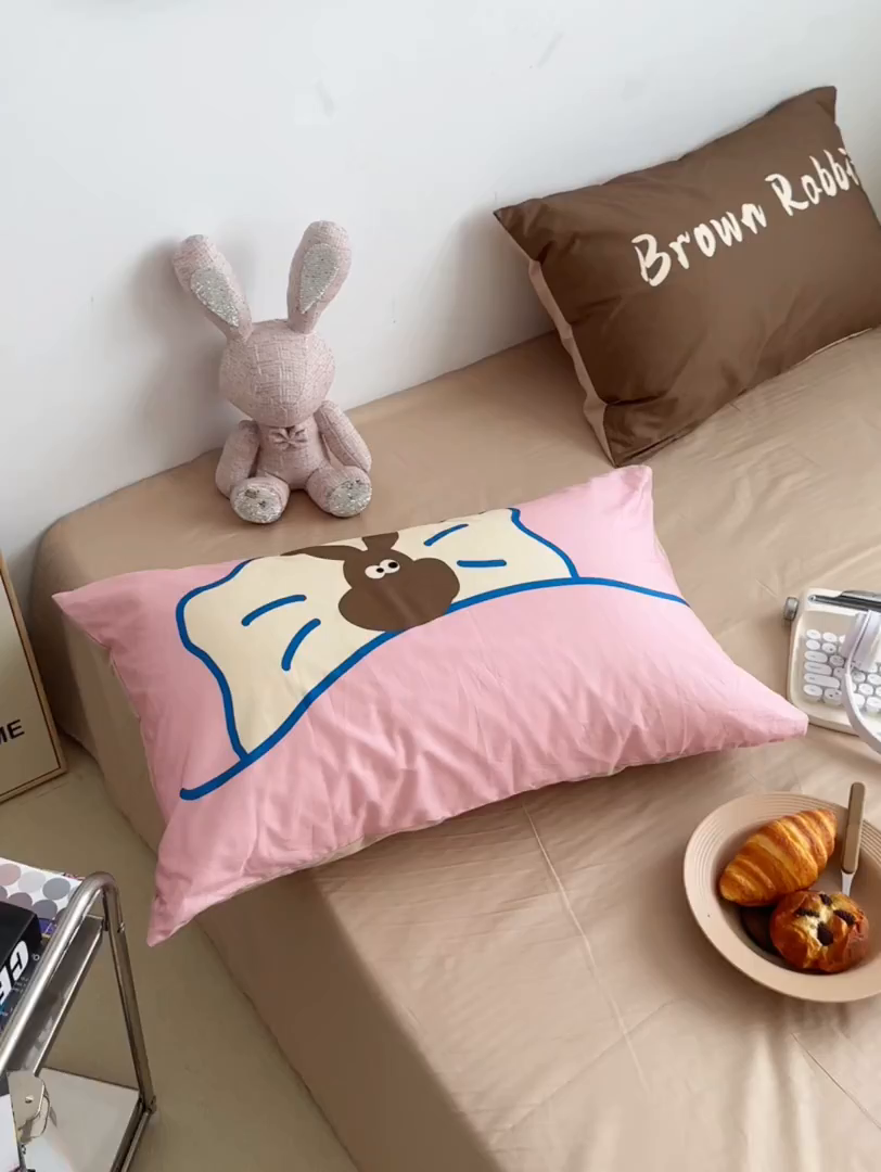 91家纺网 家纺一手货源 找家纺 柚可家居 2024新款数码定版全棉单枕套系列 布朗兔
