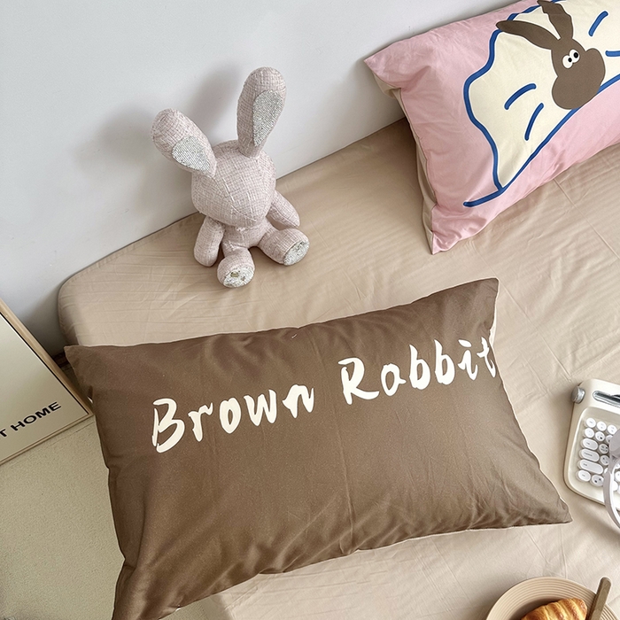 91家纺网 家纺一手货源 找家纺 柚可家居 2024新款数码定版全棉单枕套系列 字母咖