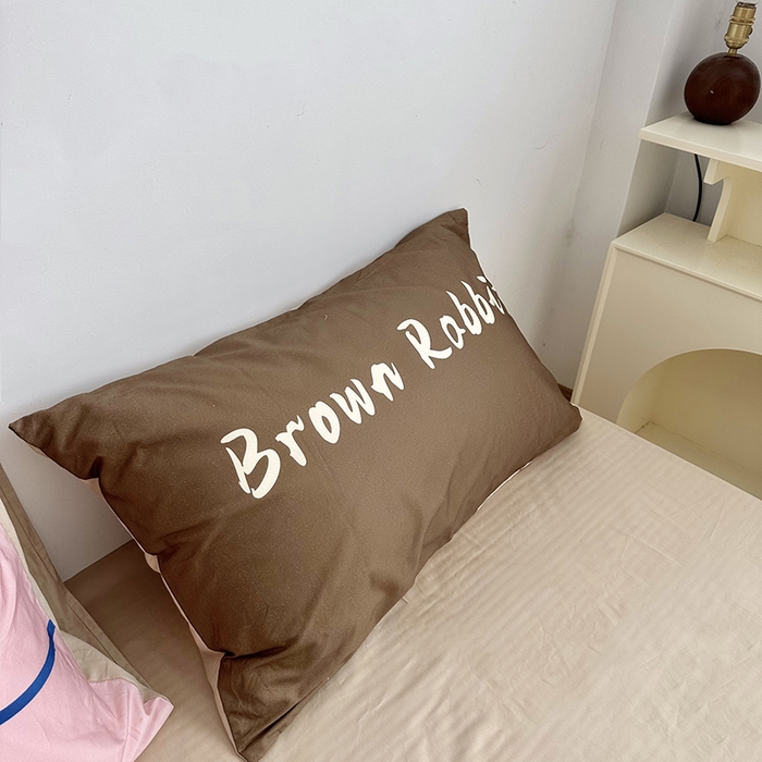 91家纺网 家纺一手货源 找家纺 柚可家居 2024新款数码定版全棉单枕套系列 字母咖