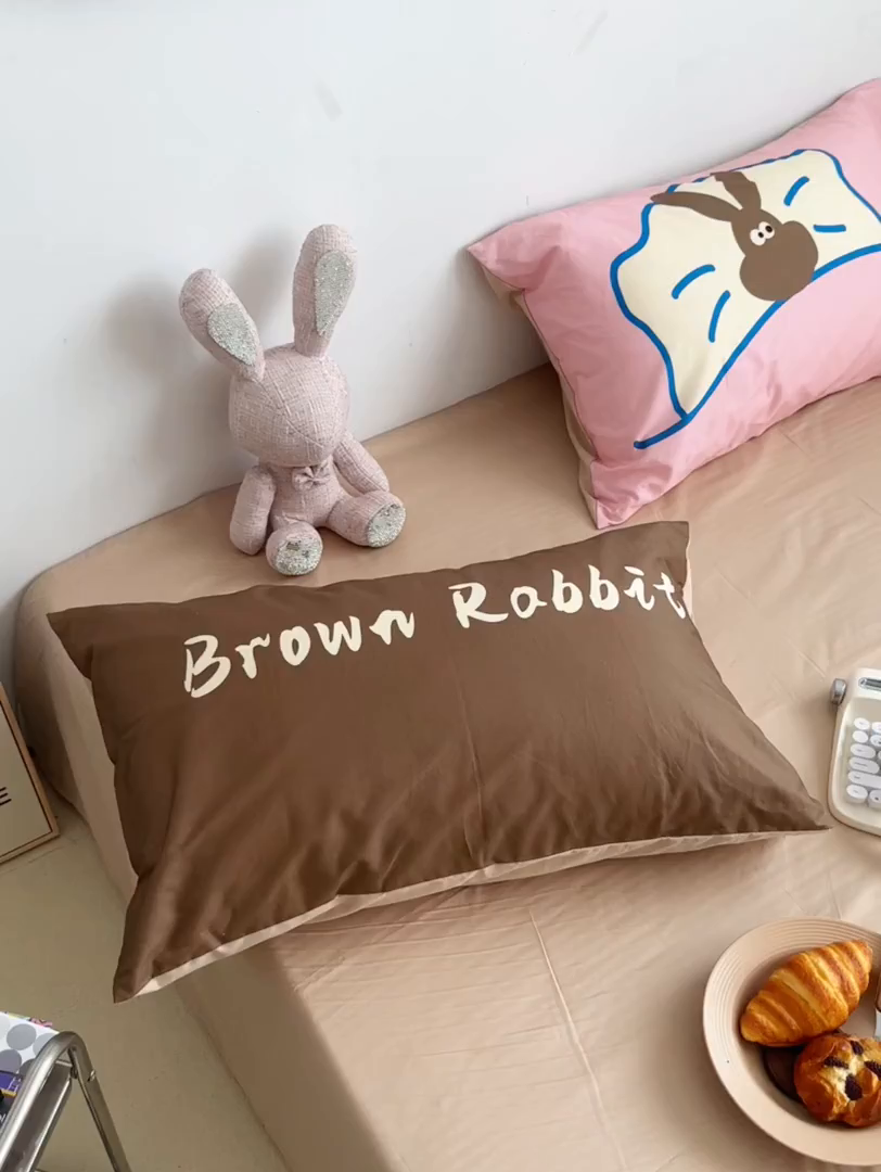 91家纺网 家纺一手货源 找家纺 柚可家居 2024新款数码定版全棉单枕套系列 字母咖