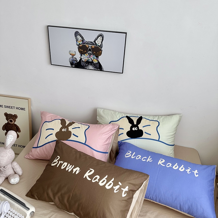 91家纺网 家纺一手货源 找家纺 柚可家居 2024新款数码定版全棉单枕套系列 字母蓝