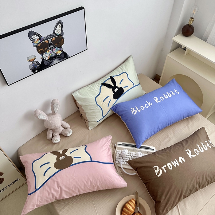 91家纺网 家纺一手货源 找家纺 柚可家居 2024新款数码定版全棉单枕套系列 字母蓝