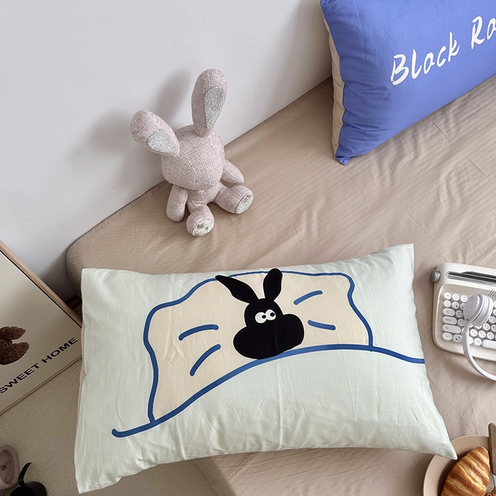 91家纺网 家纺一手货源 找家纺 柚可家居 2024新款数码定版全棉单枕套系列 字母蓝