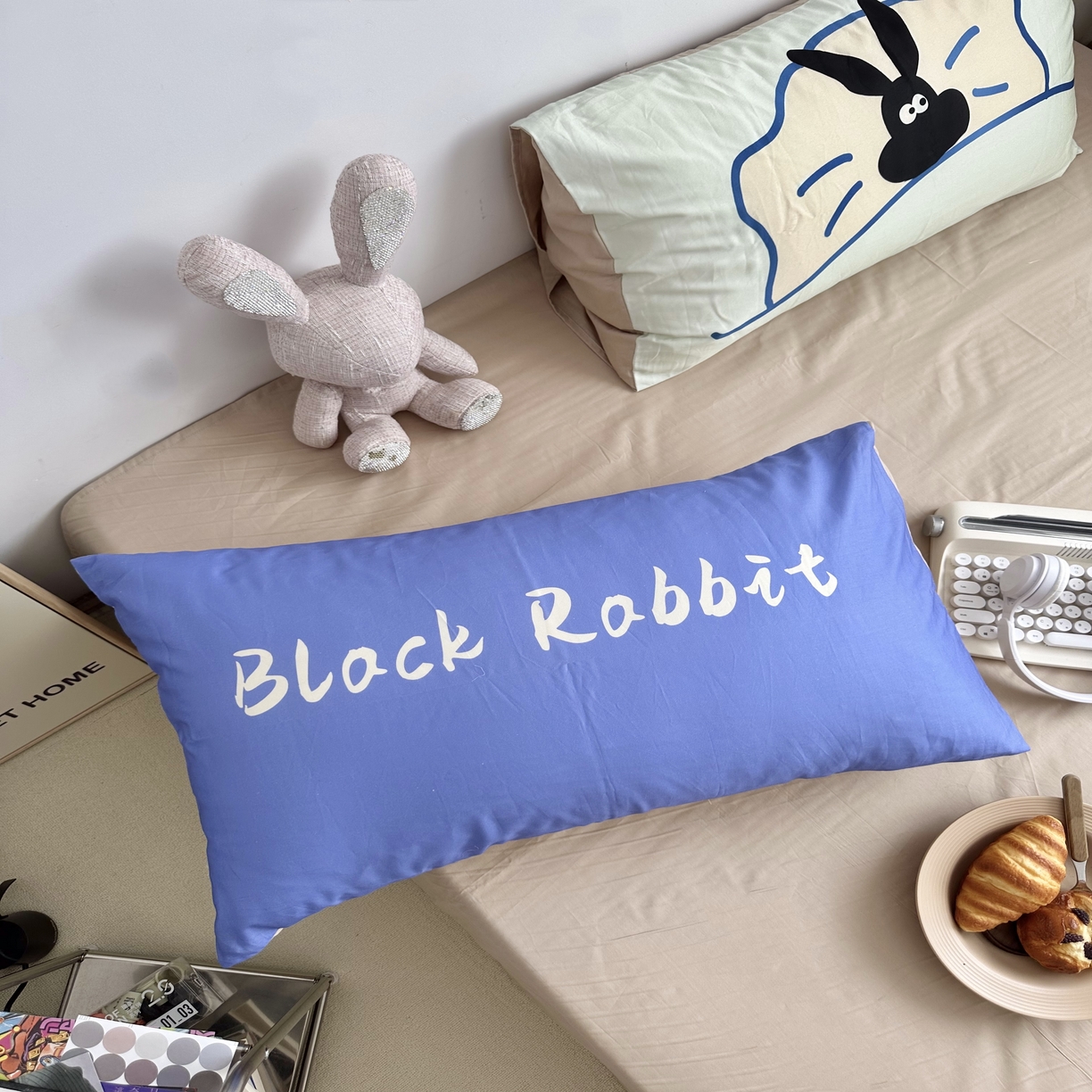 91家纺网 家纺一手货源 找家纺 柚可家居 2024新款数码定版全棉单枕套系列 字母蓝