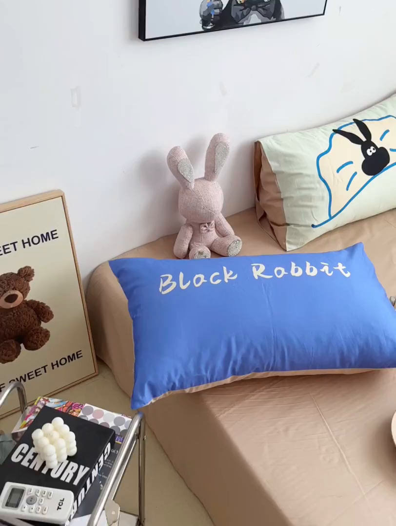 91家纺网 家纺一手货源 找家纺 柚可家居 2024新款数码定版全棉单枕套系列 字母蓝