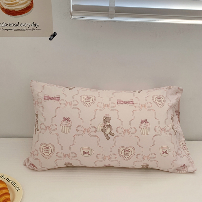 91家纺网 家纺一手货源 找家纺 柚可家居 2024新款活性印花小熊系列单枕套 丝带小熊