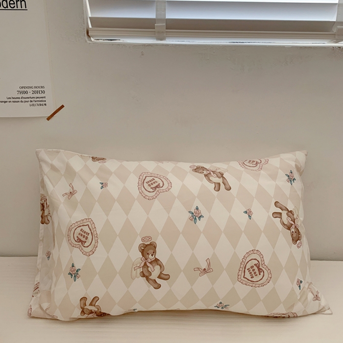91家纺网 家纺一手货源 找家纺 柚可家居 2024新款活性印花小熊系列单枕套 丝带小熊
