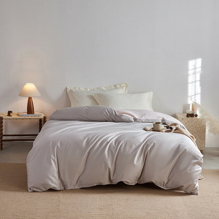 91家纺网 家纺一手货源 找家纺 轩和家居 2025新款50S贡缎长绒棉纯棉单被套单品被套被套单件 迷雾灰+夏恋粉