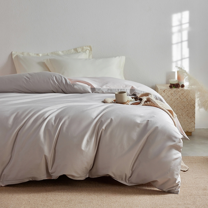 91家纺网 家纺一手货源 找家纺 轩和家居 2025新款50S贡缎长绒棉纯棉单被套单品被套被套单件 迷雾灰+夏恋粉