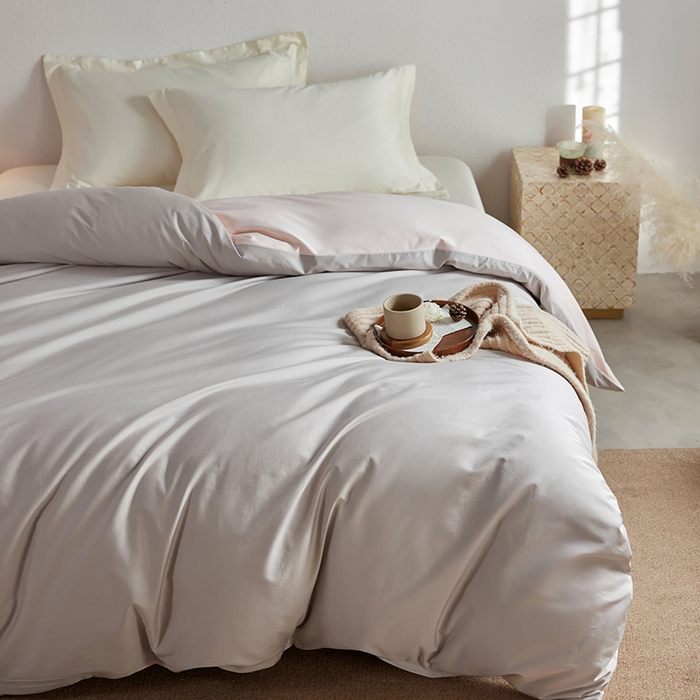 91家纺网 家纺一手货源 找家纺 轩和家居 2025新款50S贡缎长绒棉纯棉单被套单品被套被套单件 迷雾灰+夏恋粉